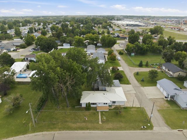 100 29th AV SE, Minot, ND 58701