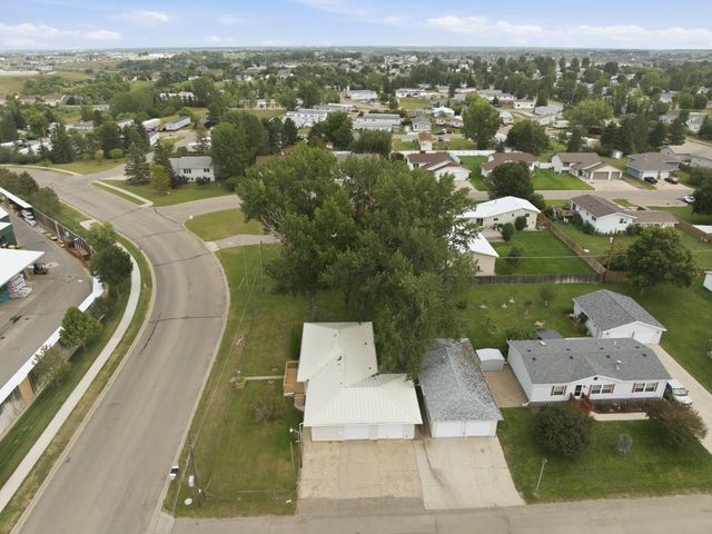 100 29th AV SE, Minot, ND 58701