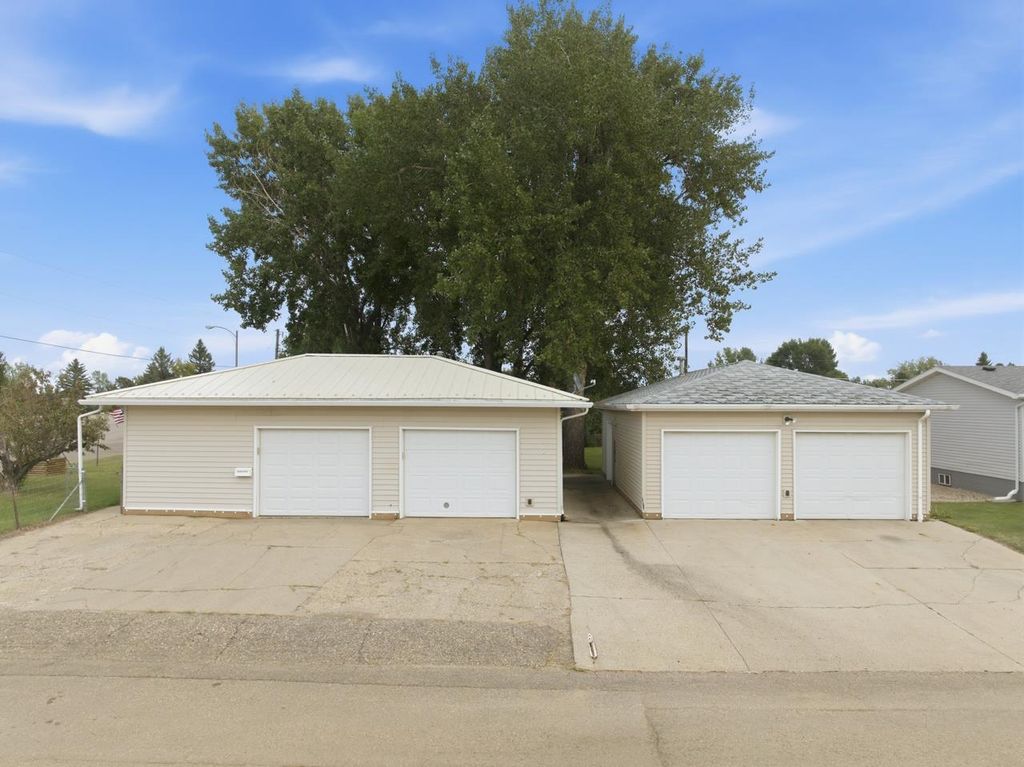 100 29th AV SE, Minot, ND 58701