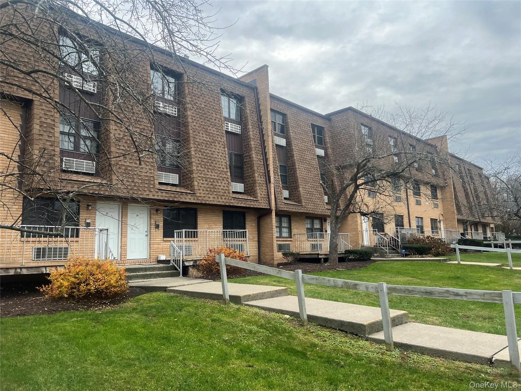 408 Carpenter Avenue 24, Newburgh, NY 12550 — photo 2