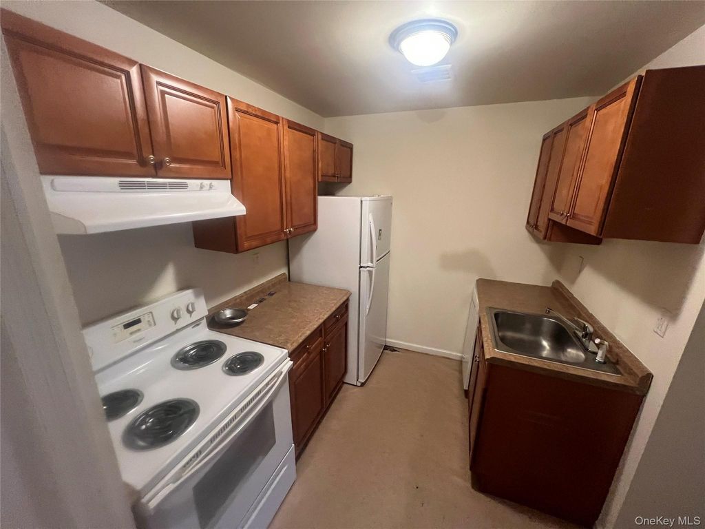 408 Carpenter Avenue 24, Newburgh, NY 12550 — photo 3