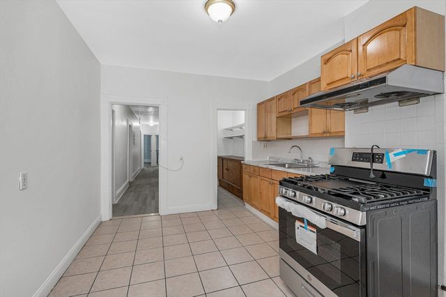 884 Huntington Ave, Boston, MA 02115