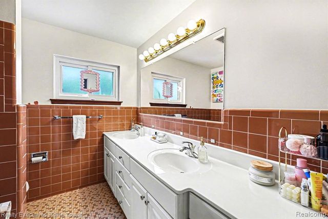 27471 Norma Drive, Warren, MI 48093