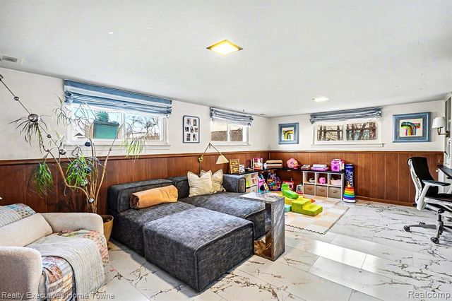 27471 Norma Drive, Warren, MI 48093