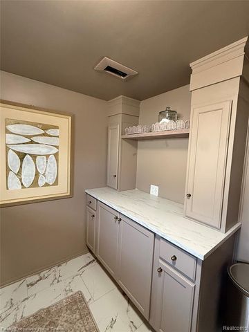 27471 Norma Drive, Warren, MI 48093