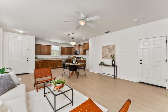 6776 Jujube Ln, Sacramento, CA 95828