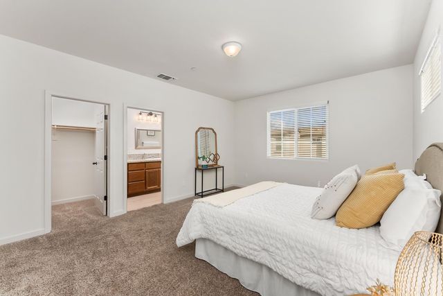 6776 Jujube Ln, Sacramento, CA 95828