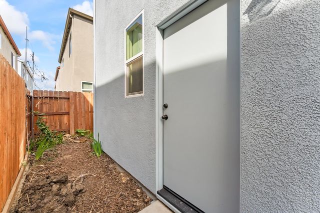 6776 Jujube Ln, Sacramento, CA 95828