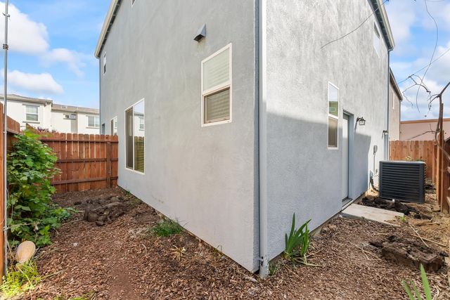 6776 Jujube Ln, Sacramento, CA 95828