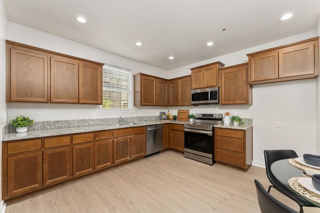 6776 Jujube Ln, Sacramento, CA 95828