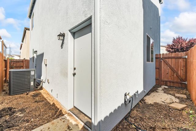 6776 Jujube Ln, Sacramento, CA 95828