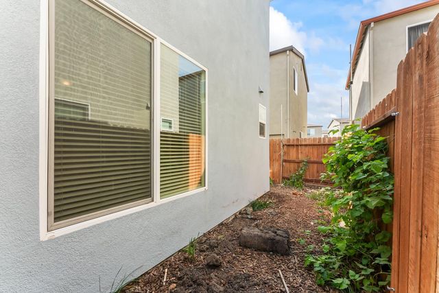 6776 Jujube Ln, Sacramento, CA 95828