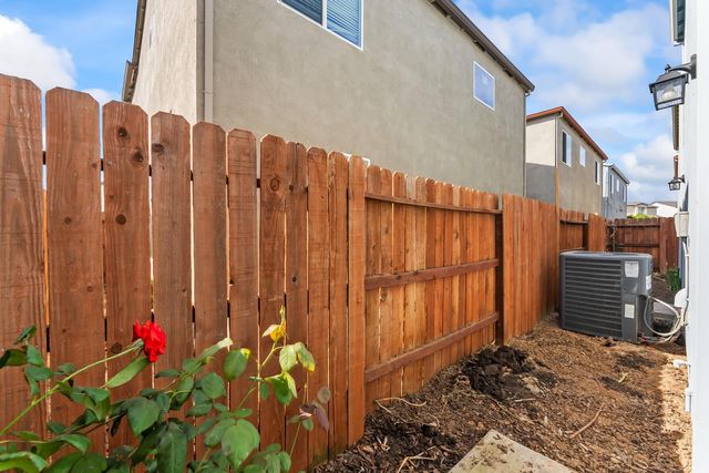 6776 Jujube Ln, Sacramento, CA 95828