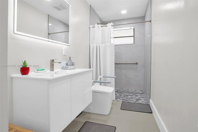 855 W 70th Pl, Hialeah, FL 33014