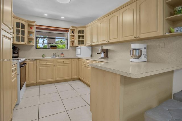 855 W 70th Pl, Hialeah, FL 33014