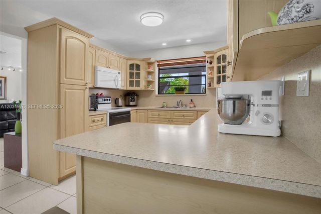 855 W 70th Pl, Hialeah, FL 33014