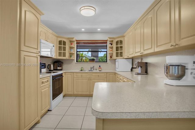 855 W 70th Pl, Hialeah, FL 33014