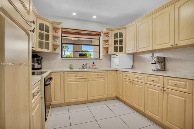 855 W 70th Pl, Hialeah, FL 33014