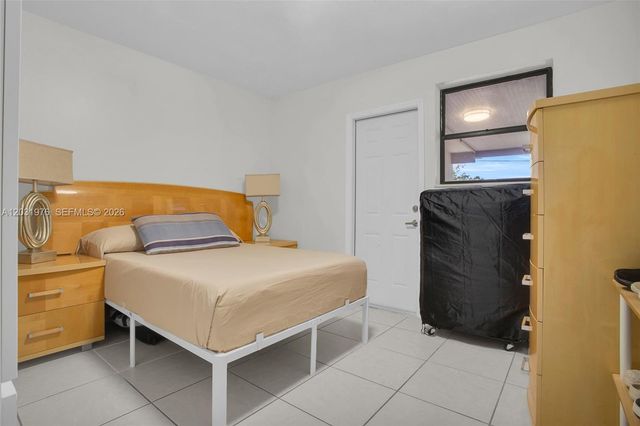 855 W 70th Pl, Hialeah, FL 33014