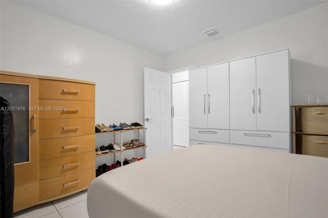 855 W 70th Pl, Hialeah, FL 33014