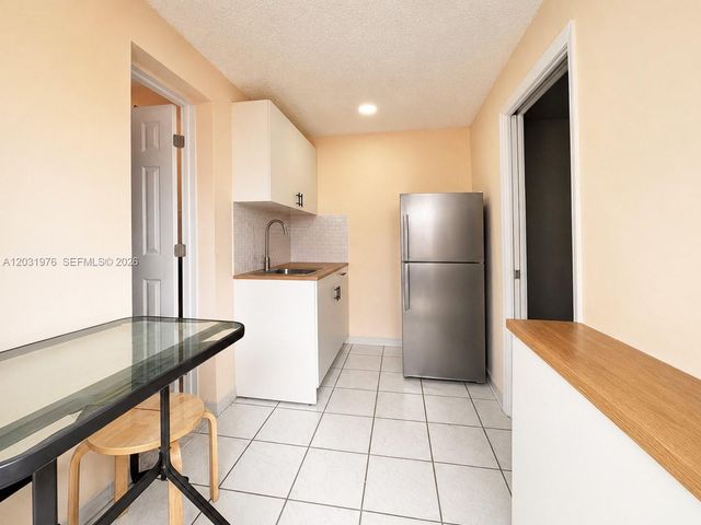 855 W 70th Pl, Hialeah, FL 33014