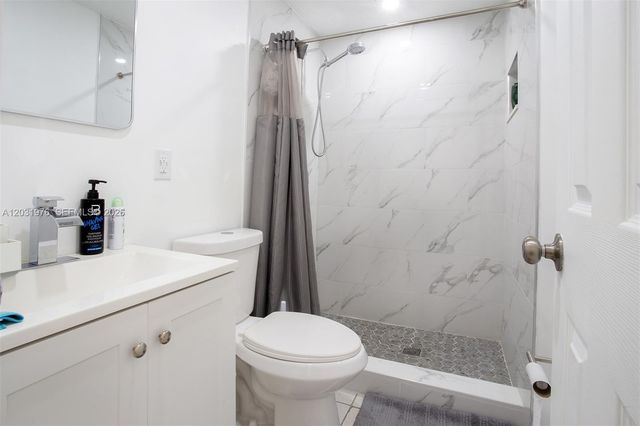 855 W 70th Pl, Hialeah, FL 33014