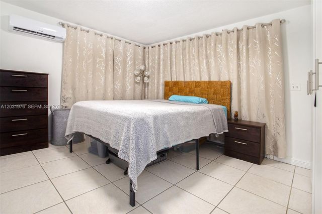 855 W 70th Pl, Hialeah, FL 33014
