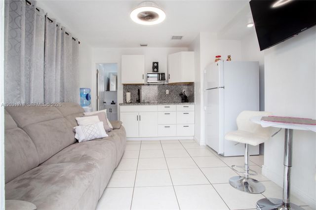 855 W 70th Pl, Hialeah, FL 33014