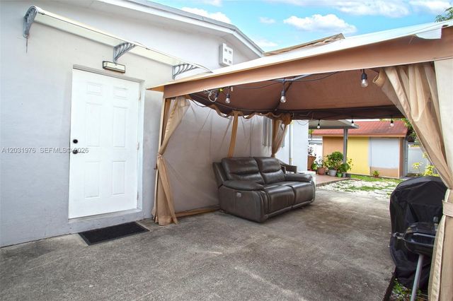 855 W 70th Pl, Hialeah, FL 33014