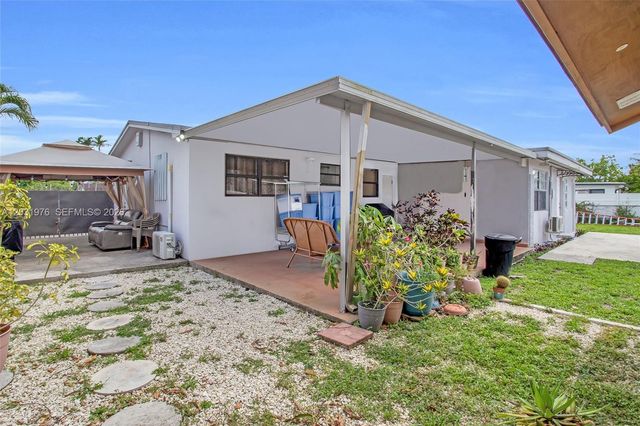 855 W 70th Pl, Hialeah, FL 33014