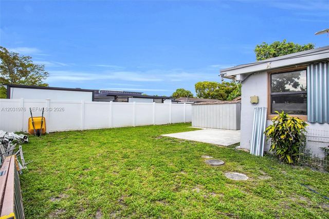 855 W 70th Pl, Hialeah, FL 33014
