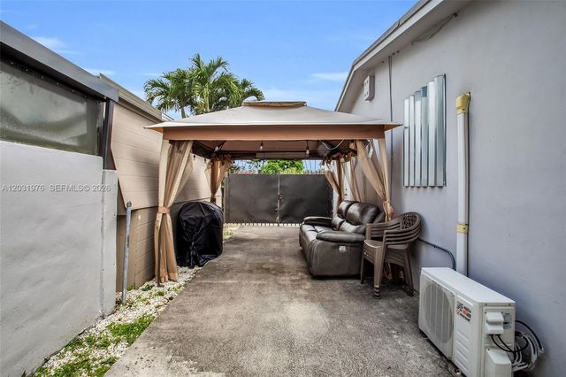 855 W 70th Pl, Hialeah, FL 33014