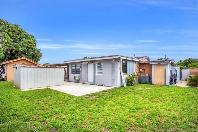 855 W 70th Pl, Hialeah, FL 33014