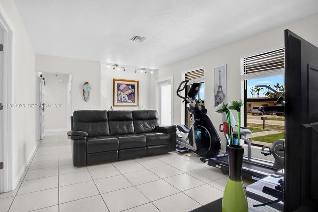 855 W 70th Pl, Hialeah, FL 33014