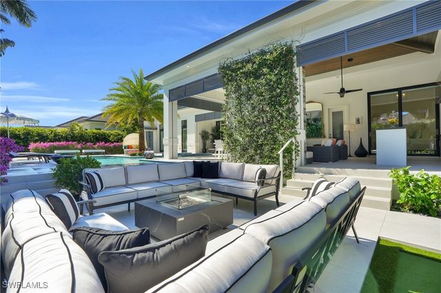 3110 Leeward LN, Naples, FL 34103