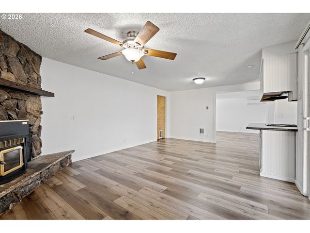 422 S 49TH Pl, Springfield, OR 97478