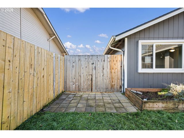 422 S 49TH Pl, Springfield, OR 97478