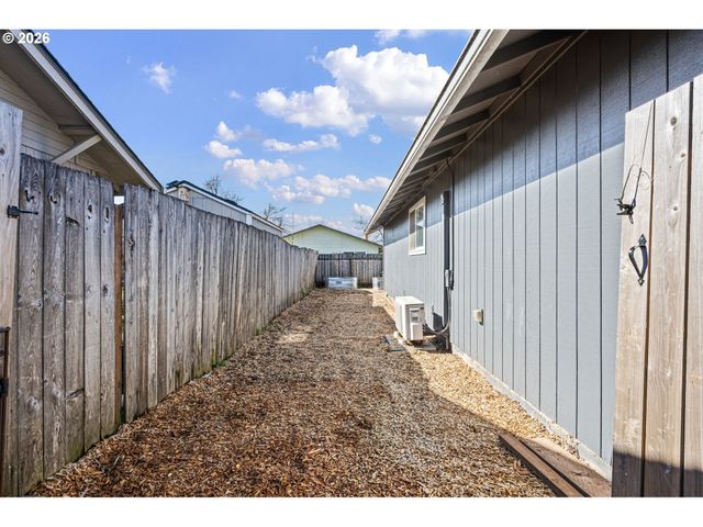 422 S 49TH Pl, Springfield, OR 97478