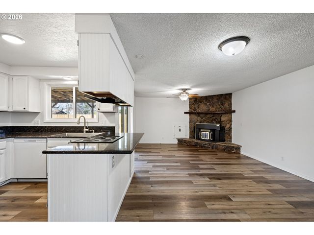 422 S 49TH Pl, Springfield, OR 97478