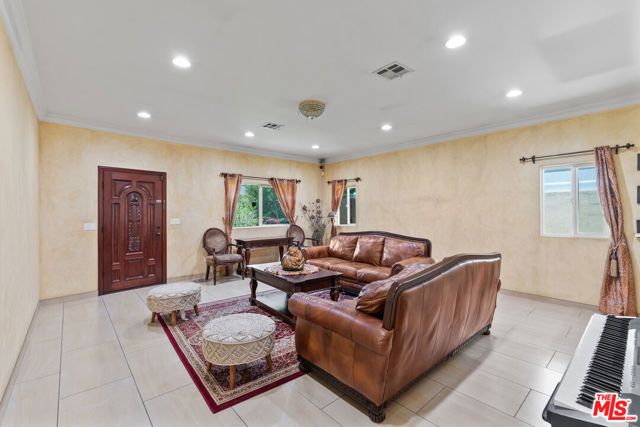 3332 Tilden Avenue, Los Angeles, CA 90034