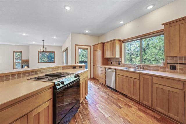10913 E Richard Ln, Spokane, WA 99206
