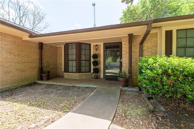 303 Heath Avenue, Madisonville, TX 77864