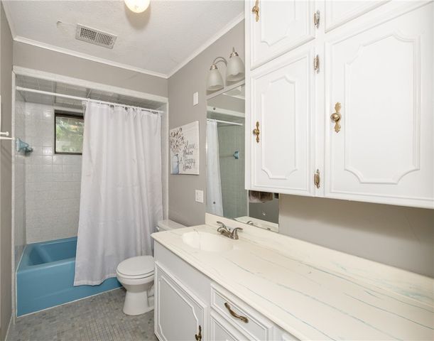 303 Heath Avenue, Madisonville, TX 77864