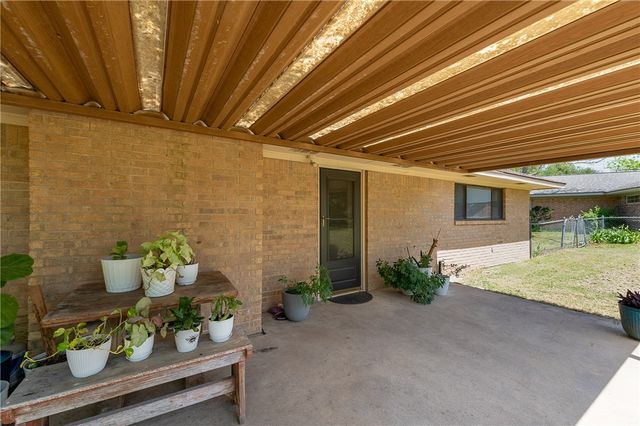 303 Heath Avenue, Madisonville, TX 77864