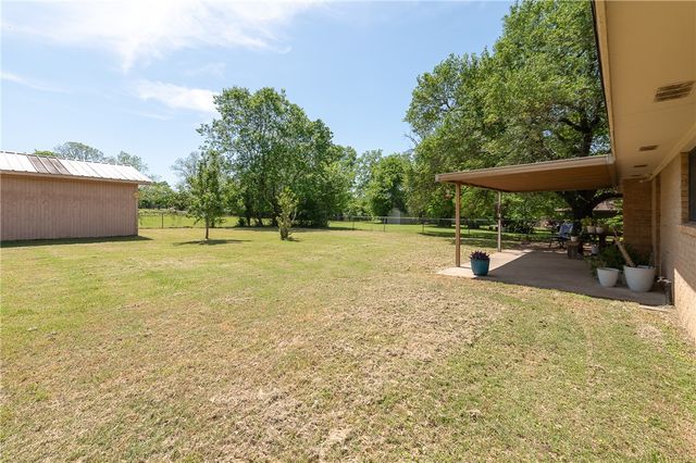 303 Heath Avenue, Madisonville, TX 77864