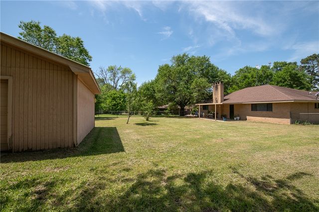 303 Heath Avenue, Madisonville, TX 77864