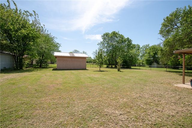 303 Heath Avenue, Madisonville, TX 77864