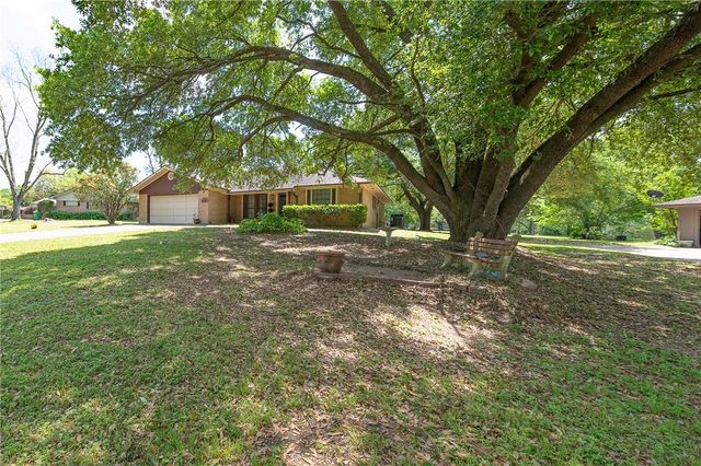 303 Heath Avenue, Madisonville, TX 77864