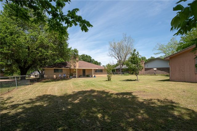 303 Heath Avenue, Madisonville, TX 77864
