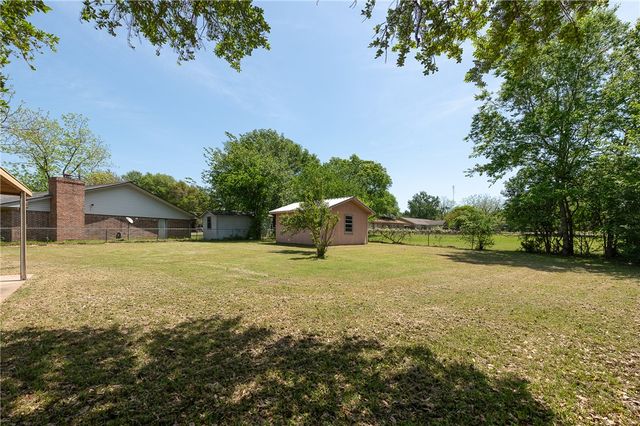303 Heath Avenue, Madisonville, TX 77864
